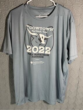 Leslie Jordan T-Shirt Men’s 2XL Grey Gray 2022 Cowtown Half Marathon Finisher